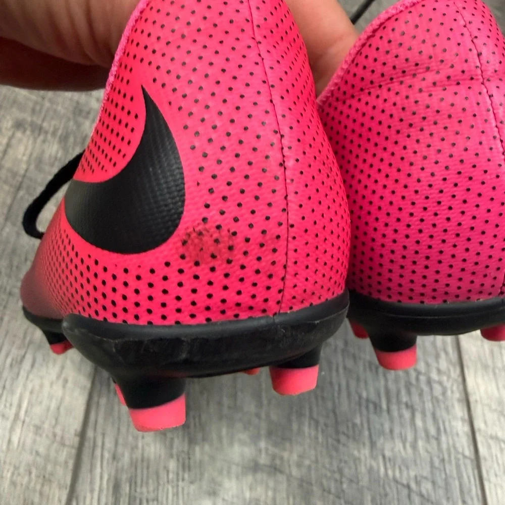 Nike Kids‎ Pink Soccer Cleats